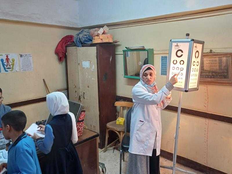 الكشف علي 187 حالة فى قافلة طبية لجامعة بنها بالخصوص